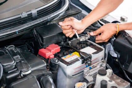 auxiliar un auto cables para pasar corriente