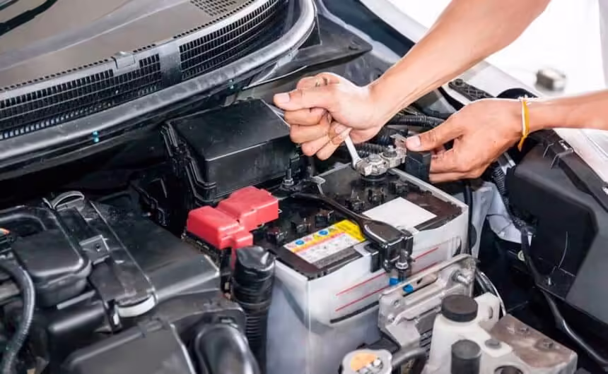 auxiliar un auto cables para pasar corriente
