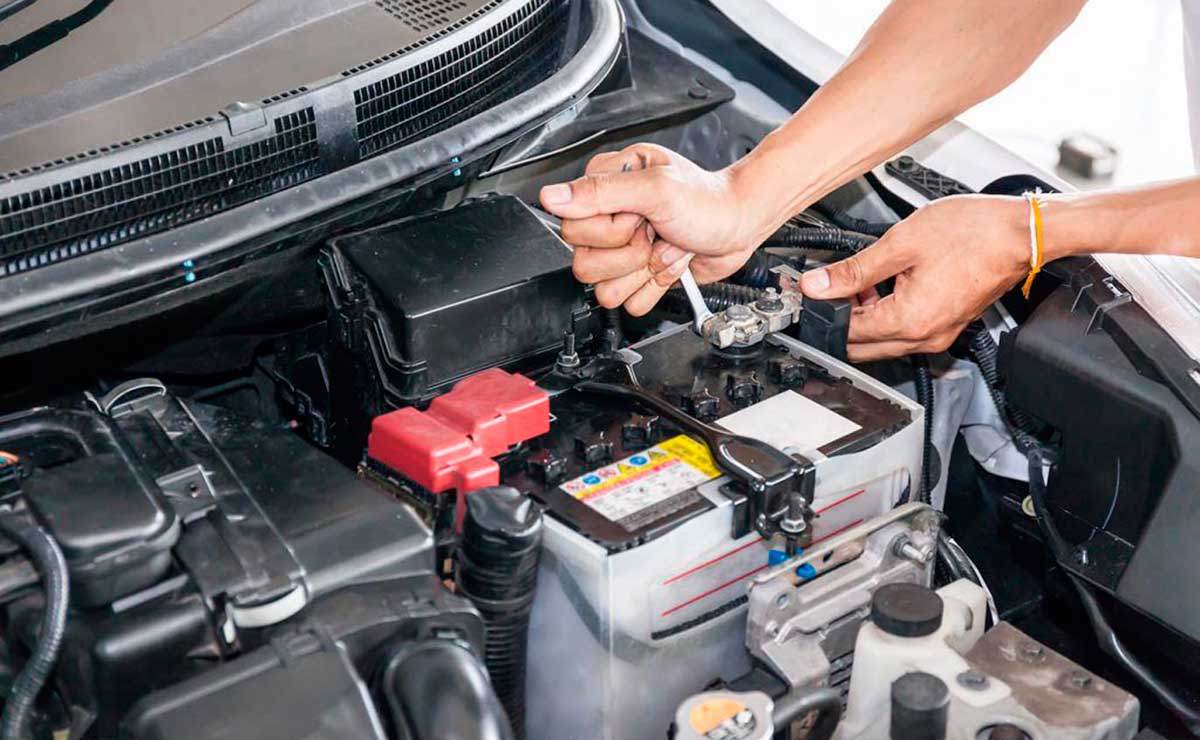 ¡Al auxiliar un auto! No deberías conectar el cable negro a la batería 1 auxiliar un auto cables para pasar corriente