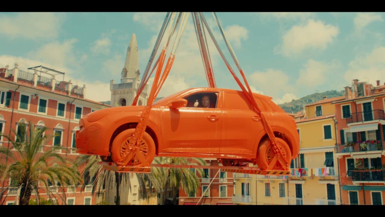fiat 600 bathed in orange color Autos Rodando Fiat e