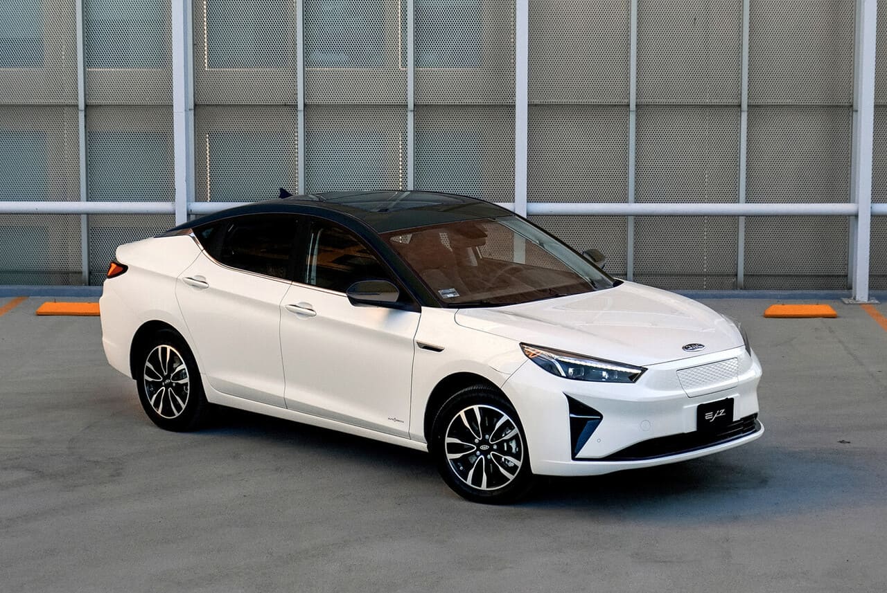 JAC EJ7 revoluciona el mercado de los sedanes eléctricos en el país 1 JAC E J7