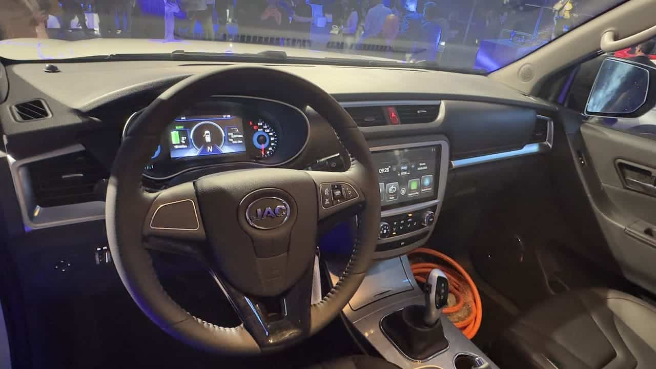 JAC T8 EV interior