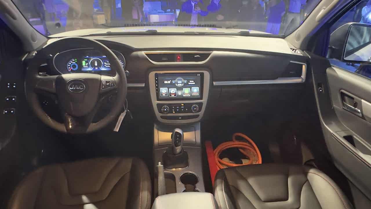 JAC T8 EV interior