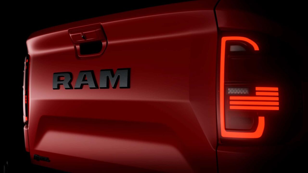 ram rampage 2024 teaser_03 Autos Rodando Ram Rampage porton y luces traceras