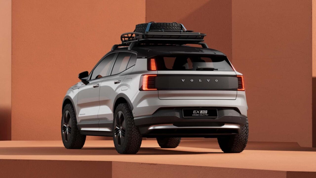 volvo ex30 cross country 2025_06 Autos Rodando Volvo EX Cross Country atras