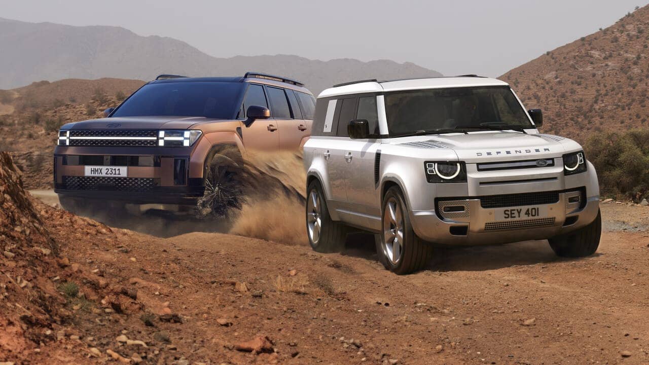 Hyundai Santa Fe 2024 vs Land Rover Defender 130