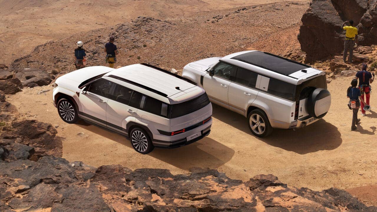 2024 hyundai santa fe v land rover defender styling face off 3 Autos Rodando Hyundai Santa Fe vs Land Rover Defender