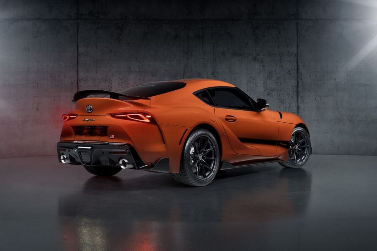 2024 toyota gr supra 45th anniversary edition_04 Autos Rodando Toyota Supra Edición de º Aniversario atras diagonal