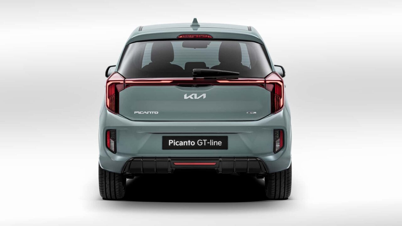 kia picanto 2024_05 Autos Rodando Kia Picanto atras