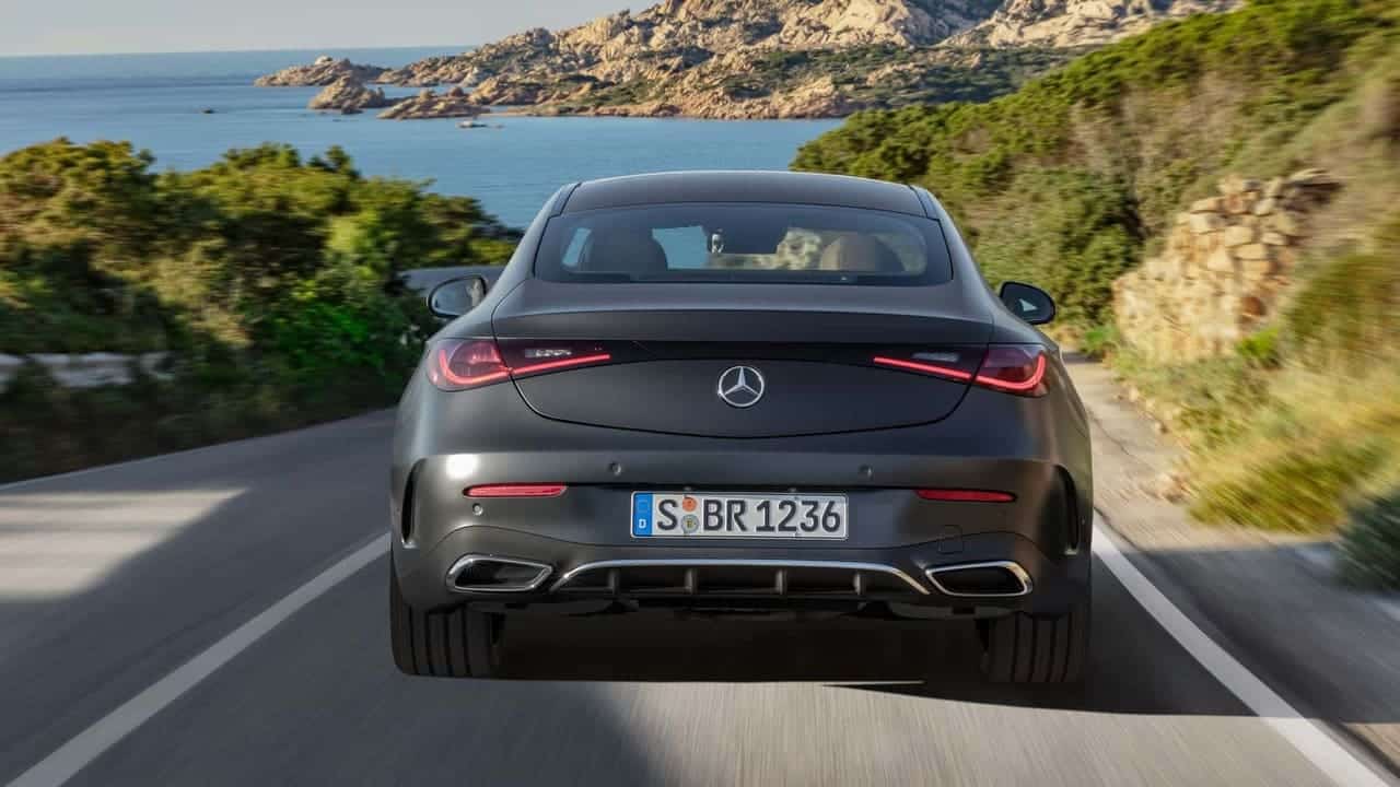 mercedes benz cle 2024_02 Autos Rodando Mercedes CLE Coupe por detras