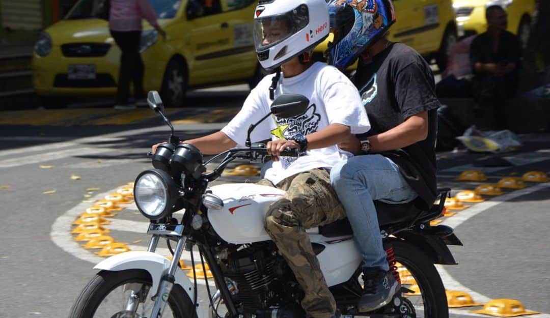 parrillero en moto Autos Rodando Parrillero en motos