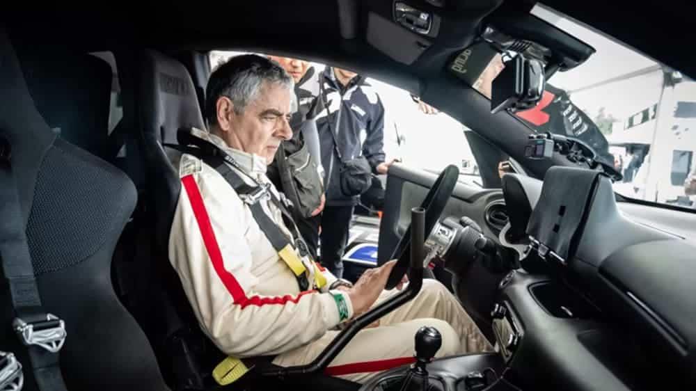 rowan atkinson toyota gr yaris h2 Autos Rodando Rowan Atkinson y Toyota GR Yaris H