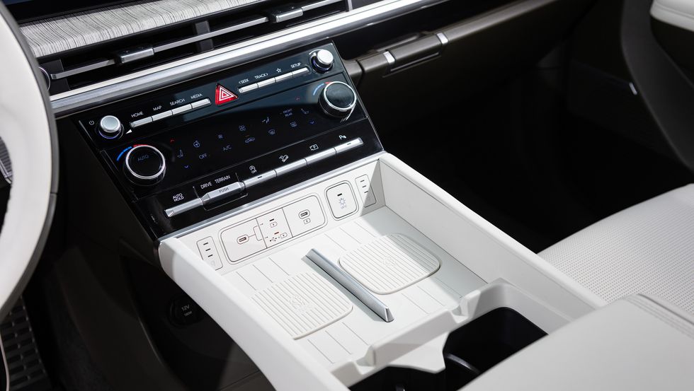 2024 hyundai santa fe interior 1 Autos Rodando Hyundai Santa Fe consola