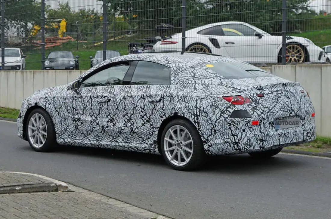 2025_mercedes_cla_rear_left Autos Rodando Mercedes CLA lateral