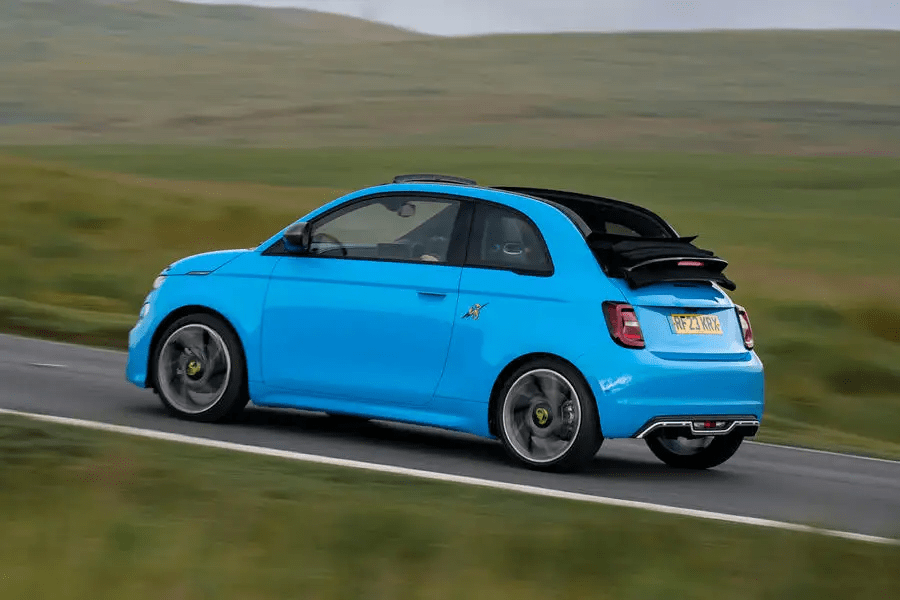 abarth 500e rear quarter tracking 2023 Autos Rodando Abarth