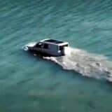 BYD Yangwang U8 navegando en el agua