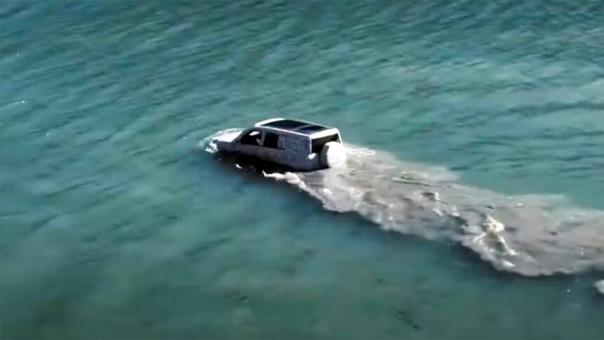 BYD Yangwang U8 navegando en el agua