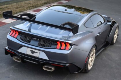 Ford Mustang GTD 2025 atras