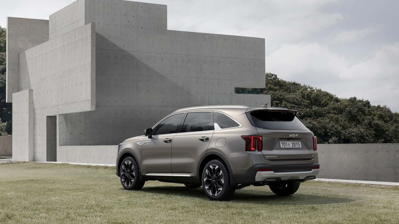 kia sorento 2024 facelift_03 Autos Rodando Kia Sorento atras