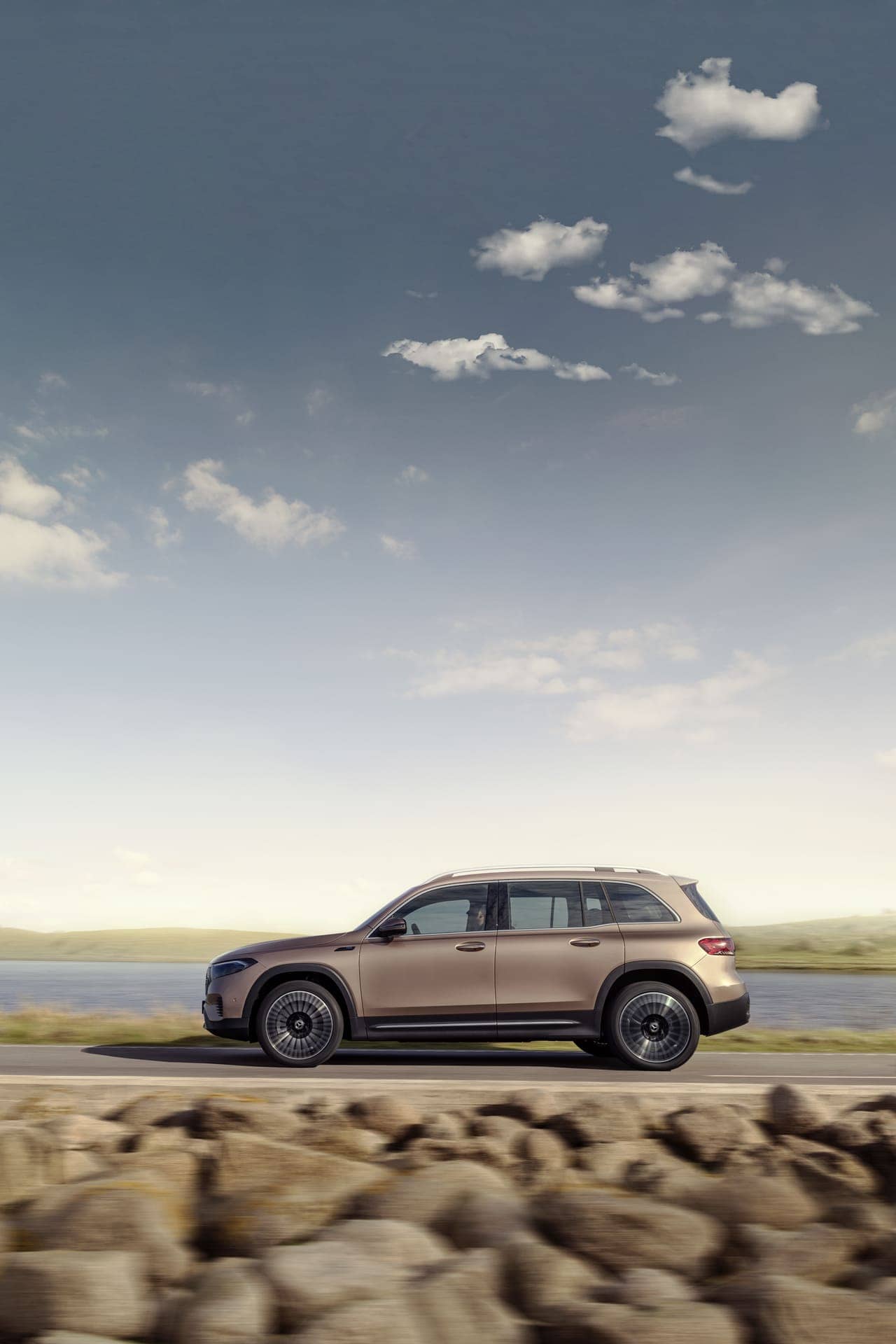 mercedes eqb Autos Rodando Mercedes EQB lateral