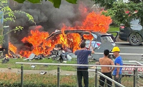 Incidente Mortal: Nio ES8 se incendia tras Colisión 1 Nio ES8 se incendia tras colisión