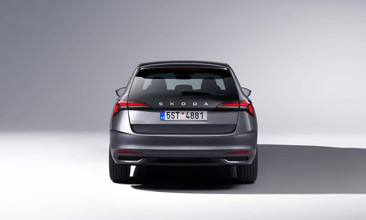 skoda scala 2024 9 Autos Rodando Skoda Scala por detras