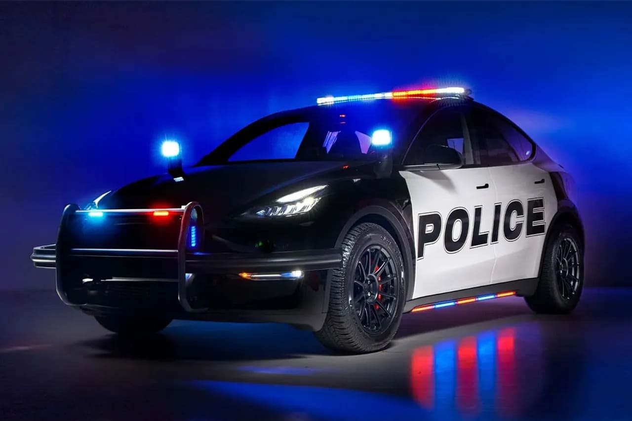 Tesla Model Y policia