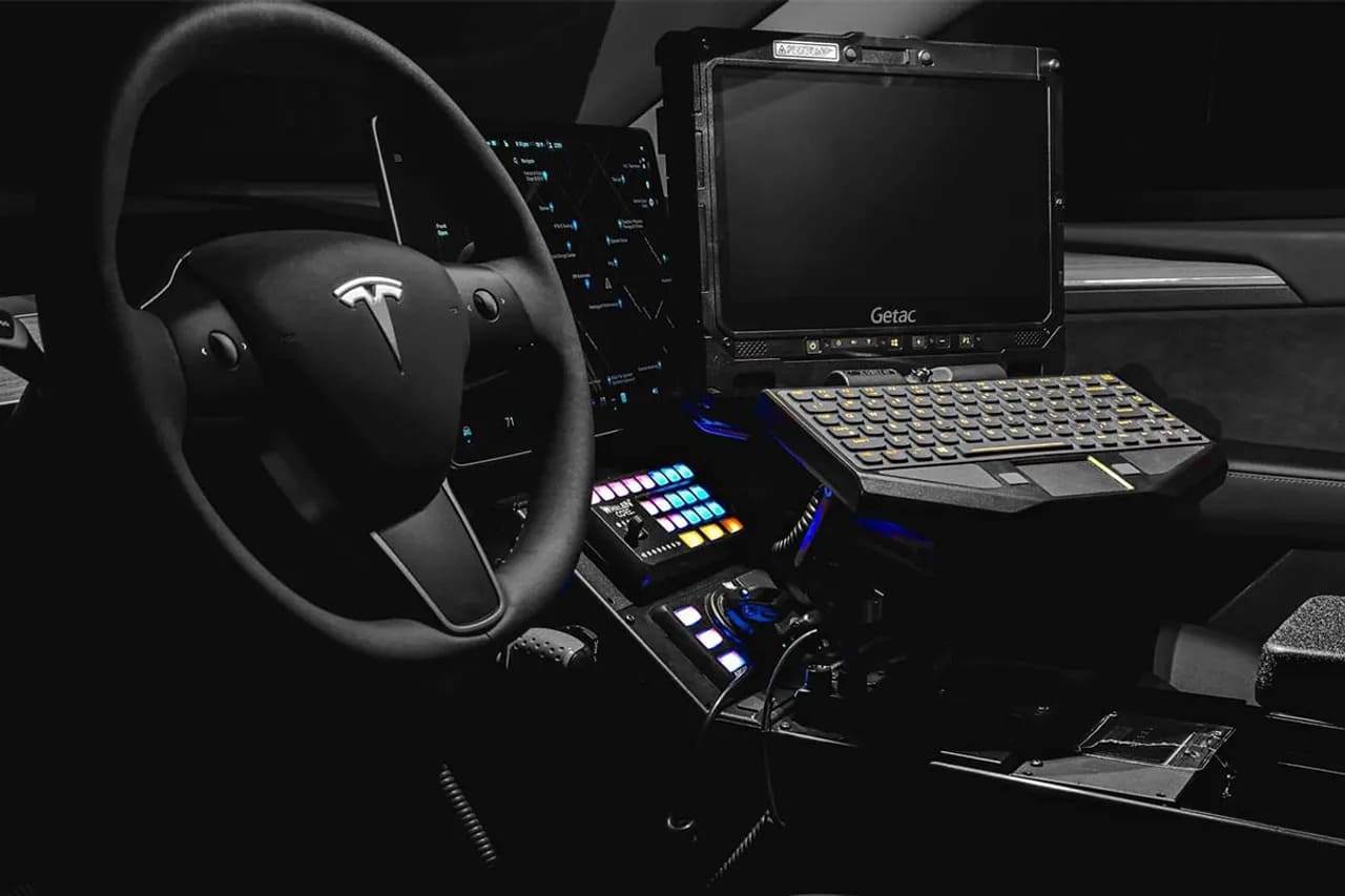 tesla model y autentico auto policia_4 Autos Rodando Tesla Model Y policia interior