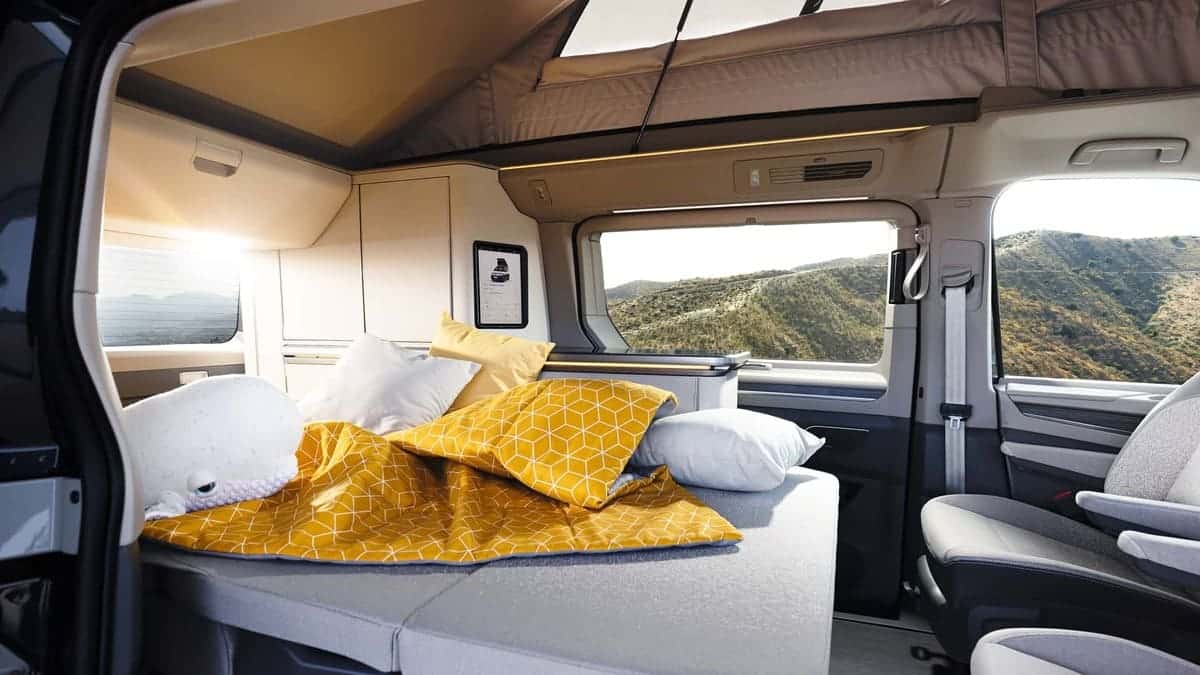 volkswagen multivan t7 california concept interior_03 Autos Rodando Volkswagen el T California Concep interior cama