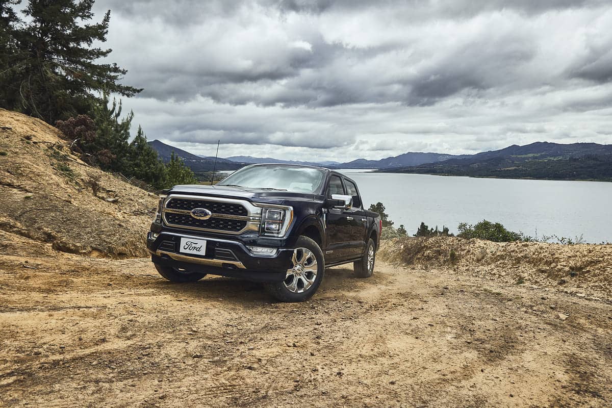 0r4a9795 Autos Rodando Ford F Platinum Hibrida frente