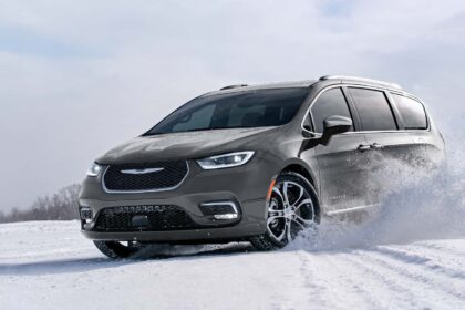 Chrysler Pacifica 2024 frente