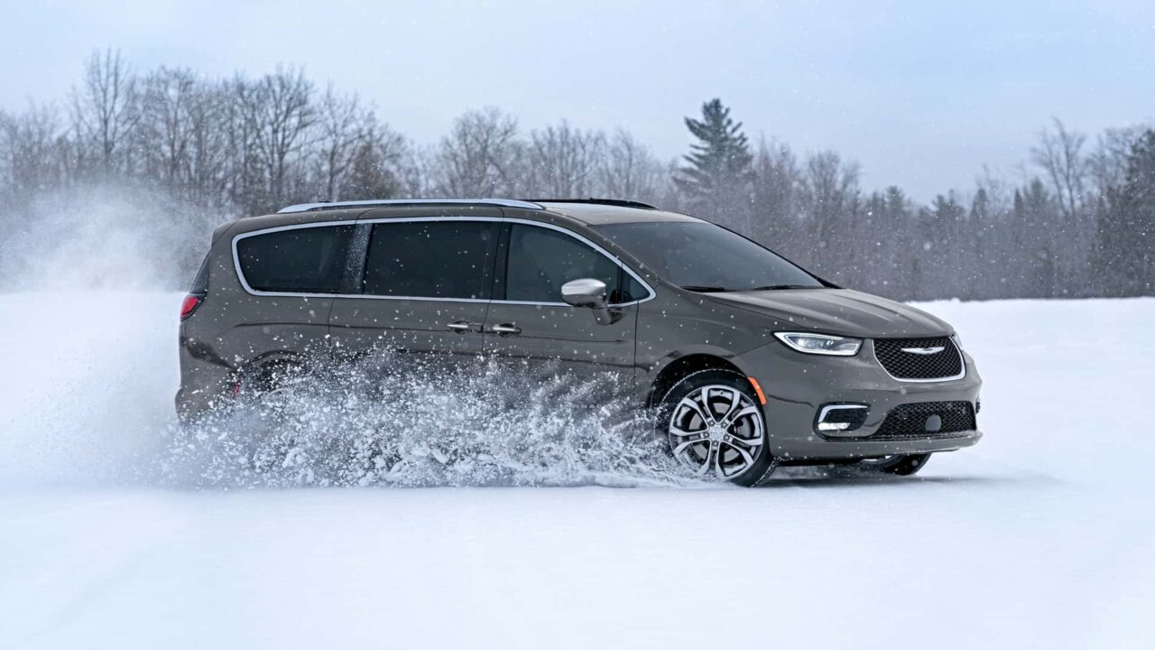 2024 chrysler pacifica_02 Autos Rodando Chrysler Pacifica lateral en nieve