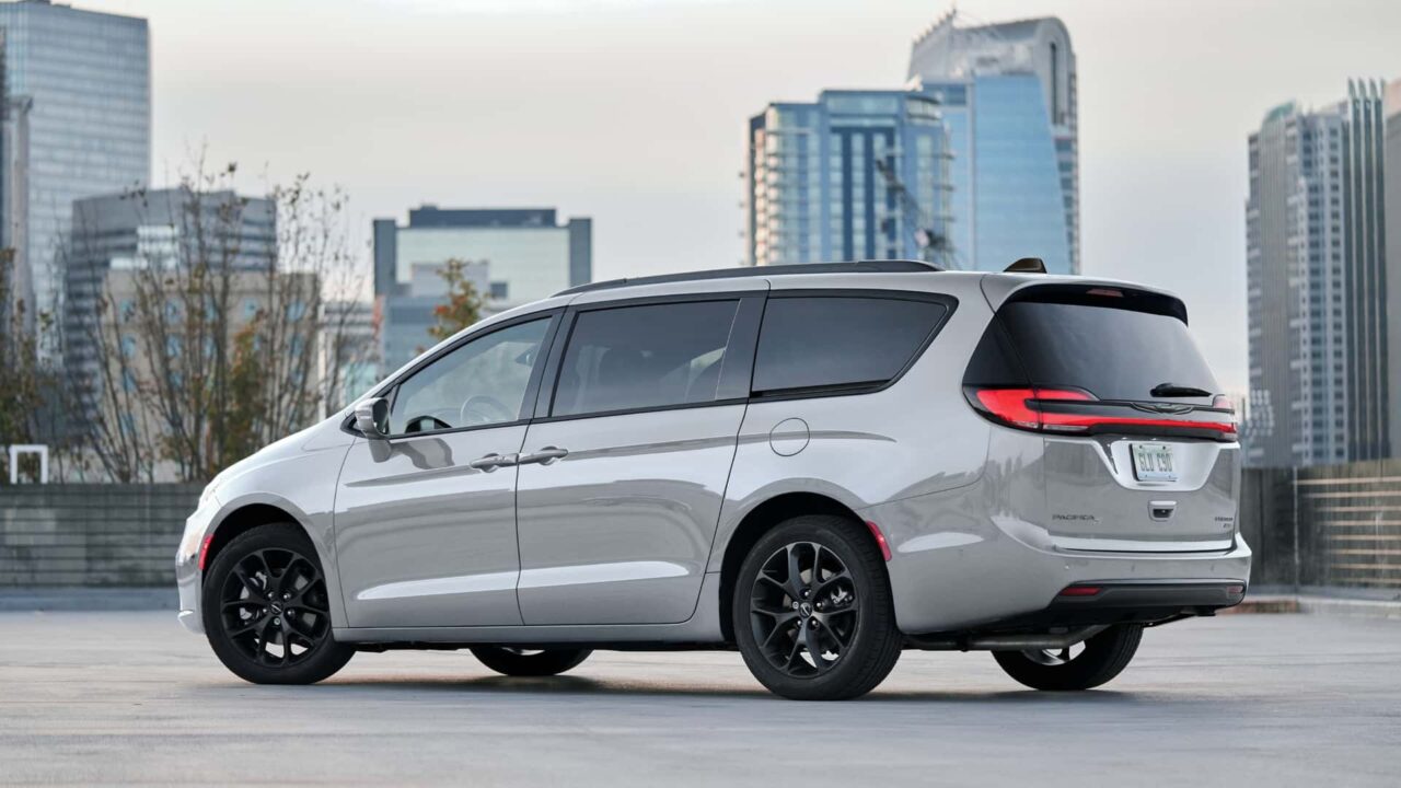 Chrysler Pacifica 2024 por detras