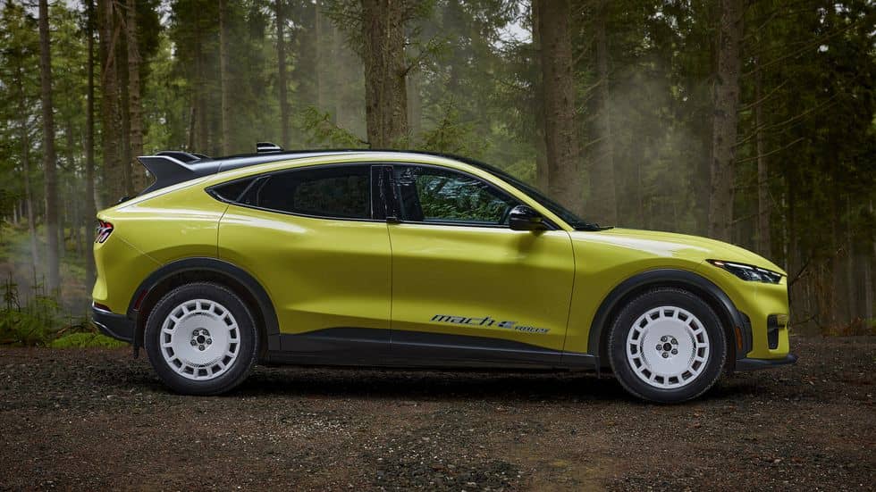 2024 ford mustang mach e rally_06 Autos Rodando Ford Mustang Mach E Rally lateral
