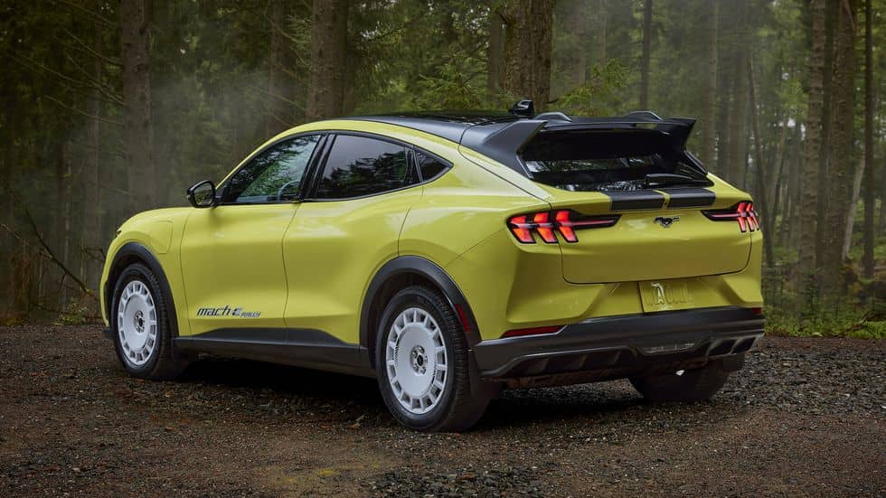 2024 ford mustang mach e rally_07 Autos Rodando Ford Mustang Mach E Rally por detras