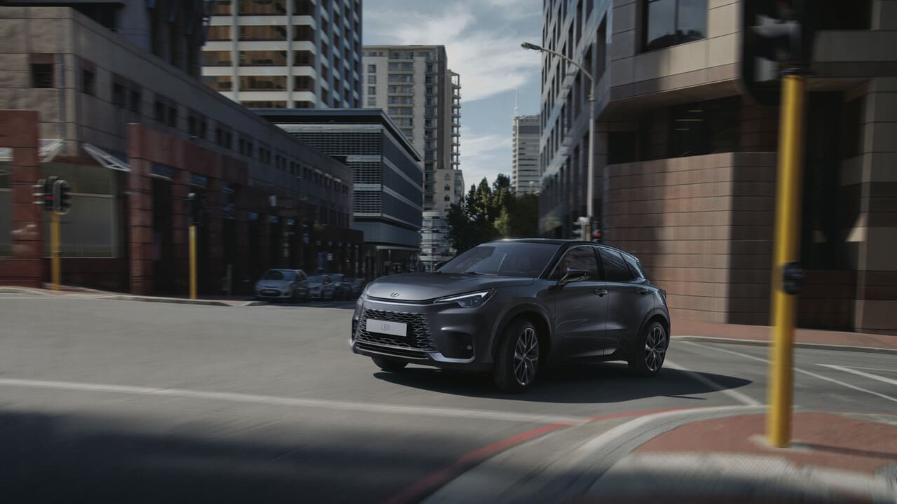 2024 lexus lbx suv release 20 Autos Rodando Lexus LBX diagonal