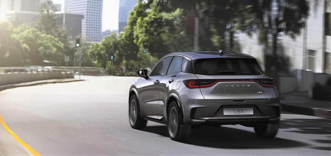 2024 lexus lbx suv release 6 Autos Rodando Lexus LBX por detras