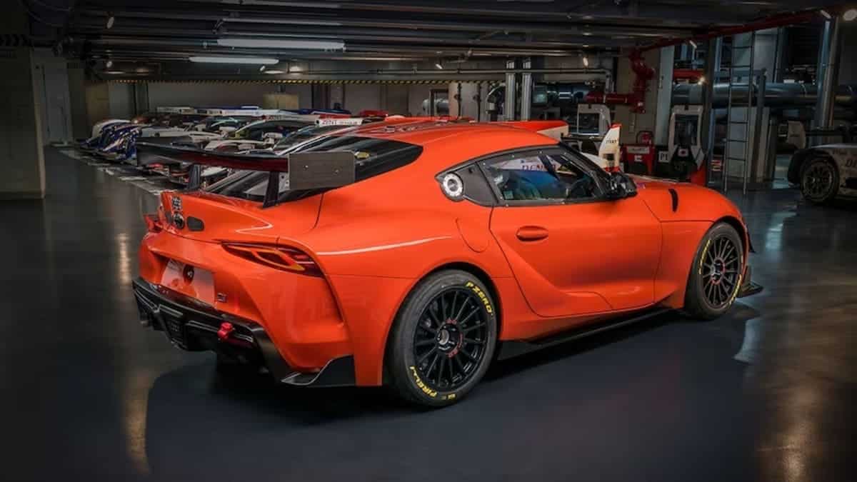 2024 toyota gr supra 100 edition_06 Autos Rodando Toyota GR Supra GT Edición por detras
