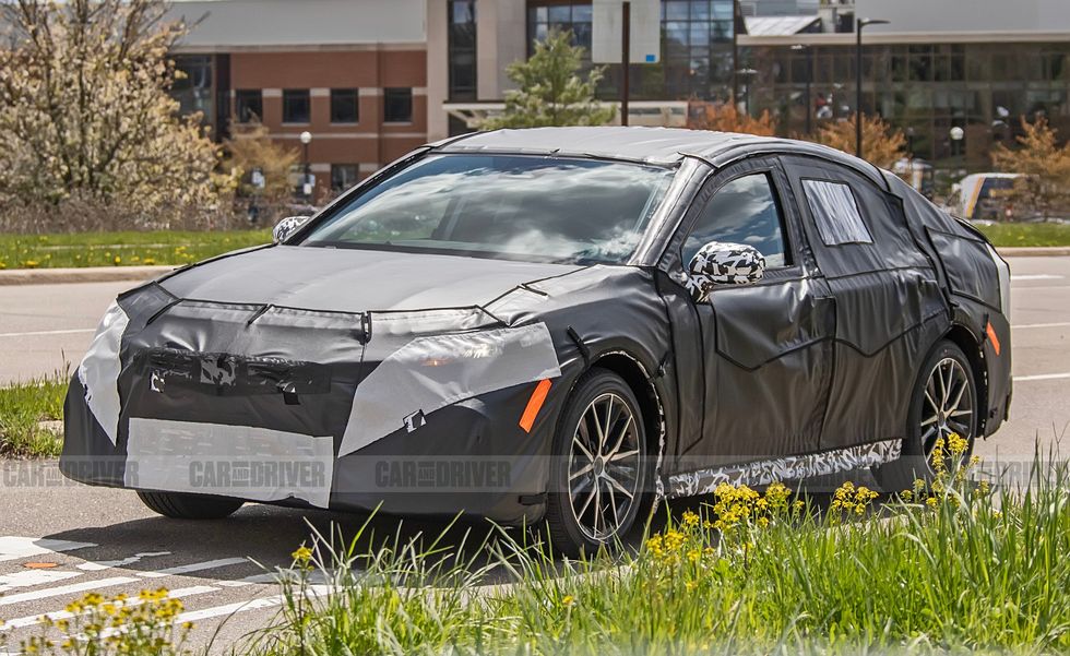 2025 toyota camry spied front three quarters Autos Rodando Toyota Camry fotos espias