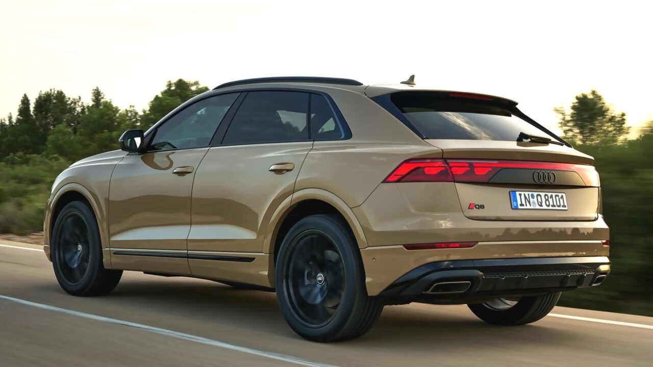 audi q8 2023_02 Autos Rodando Audi Q por detras