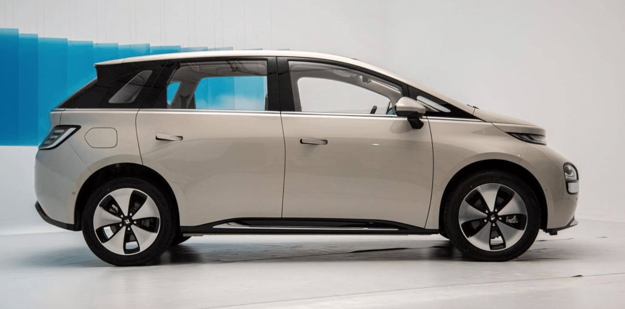 Última versión del Baojun Cloud EV Lingxi permite cambiar de carril, adelantar y parquear solo 1 Baojun Cloud EV Lingxi