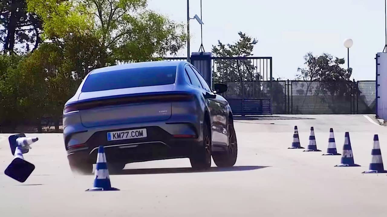 BYD Han prueba de slalom