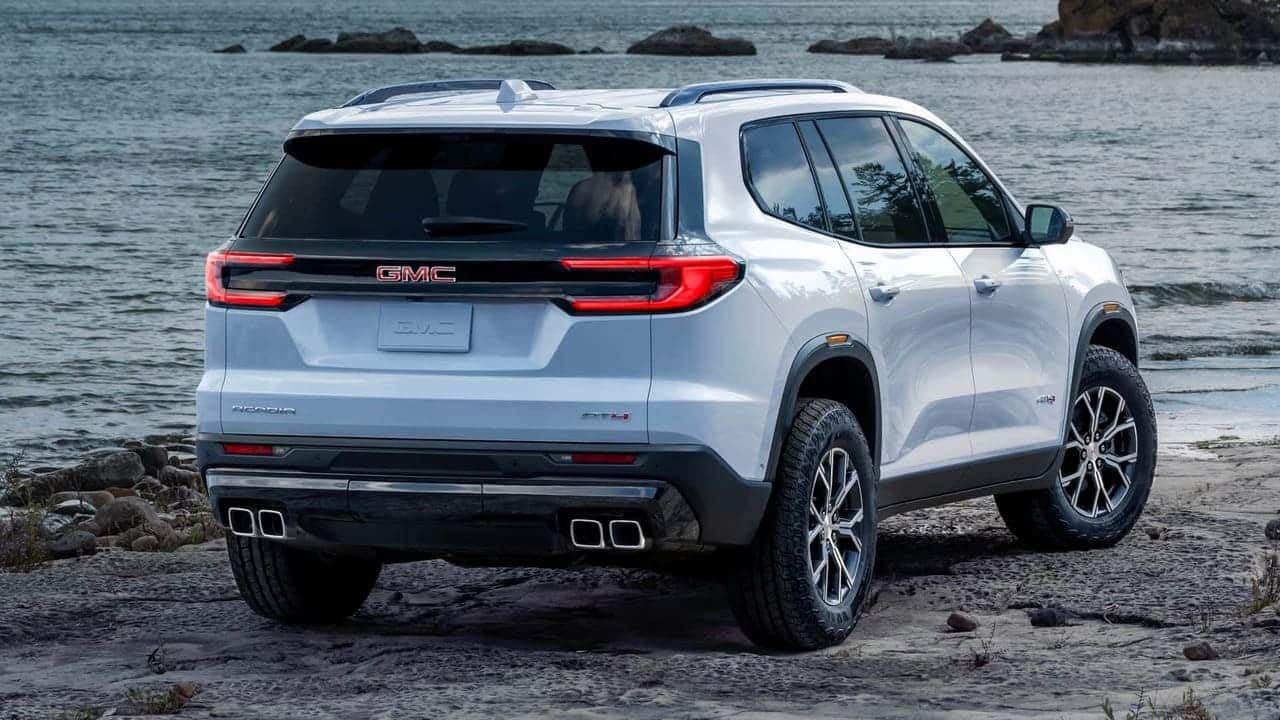 gmc acadia 2024_01 Autos Rodando GMC Acadia por detras