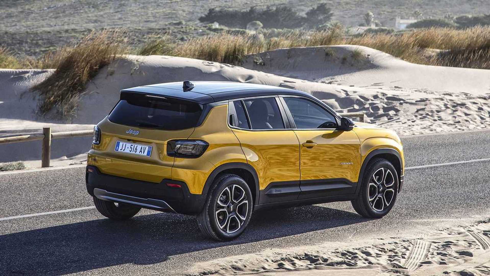 Jeep: "Seguiremos siendo cuadrados mientras otros entran al mundo de los crossover" 1 Avenger por detras