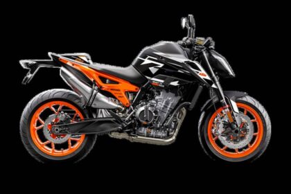 KTM 890 Duke GP 2023 diagonal derecho