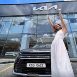 Toya montoya con su kia Niro Hibrido