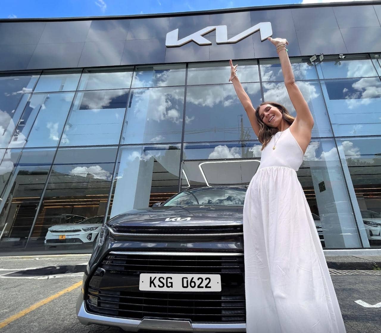 Toya montoya con su kia Niro Hibrido
