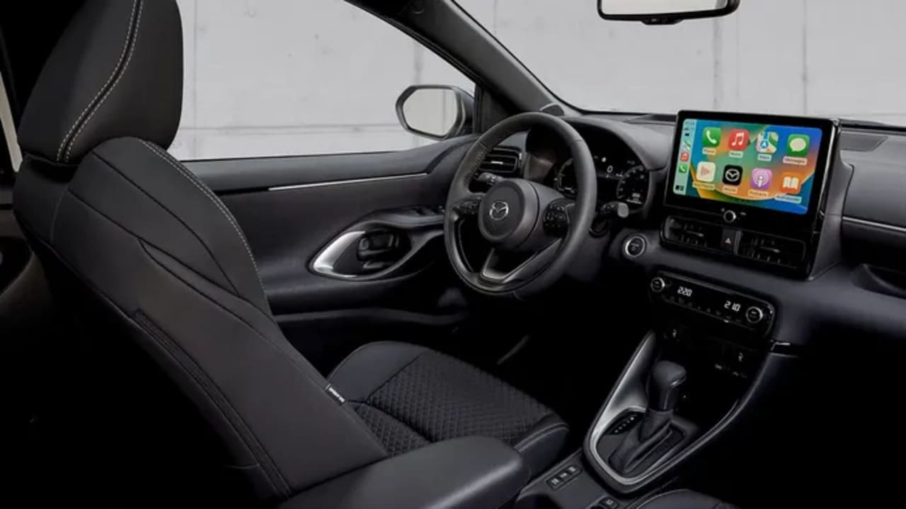 mazda 2 hybrid 2024_3 Autos Rodando Mazda Híbrido interior