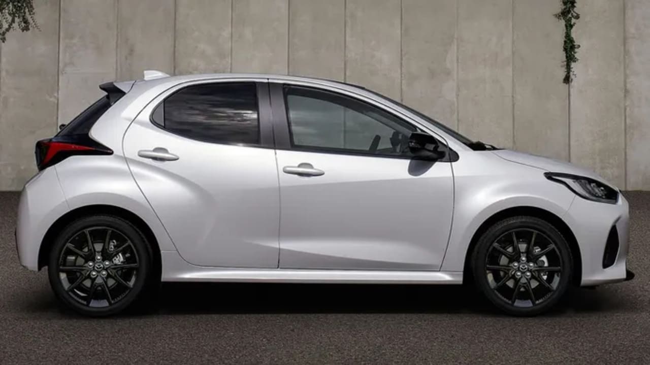 mazda 2 hybrid 2024_4 Autos Rodando Mazda Híbrido lateral