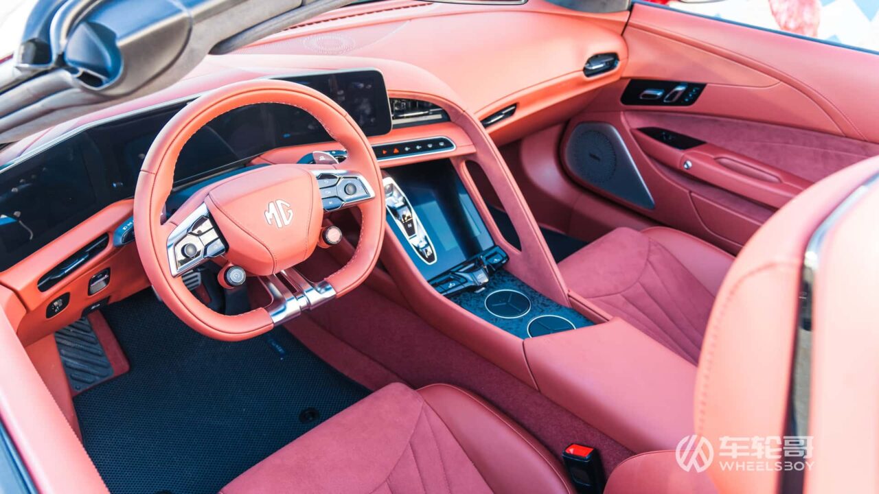 mg cyberster real 04 Autos Rodando MG Cyberster interior